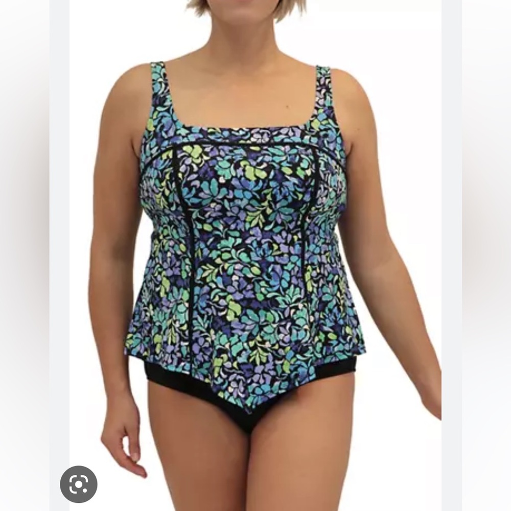 Fit 4 U
Plus Size Square Neck V Hem Swim Top